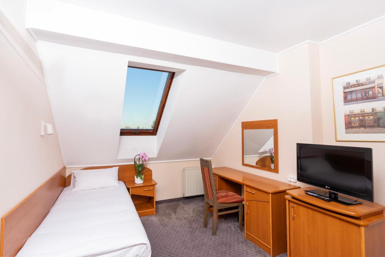 Hotel Victory Home วอร์ซอ ภายนอก รูปภาพ