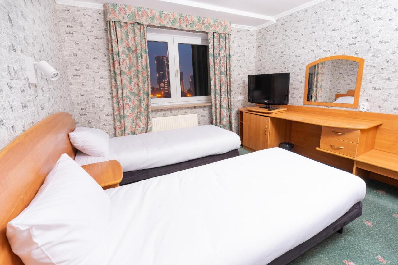Hotel Victory Home วอร์ซอ ภายนอก รูปภาพ