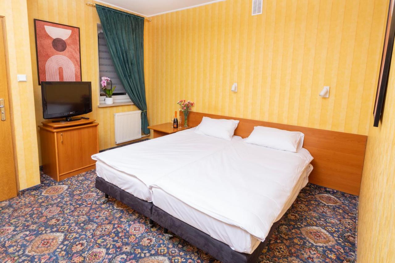 Hotel Victory Home วอร์ซอ ภายนอก รูปภาพ