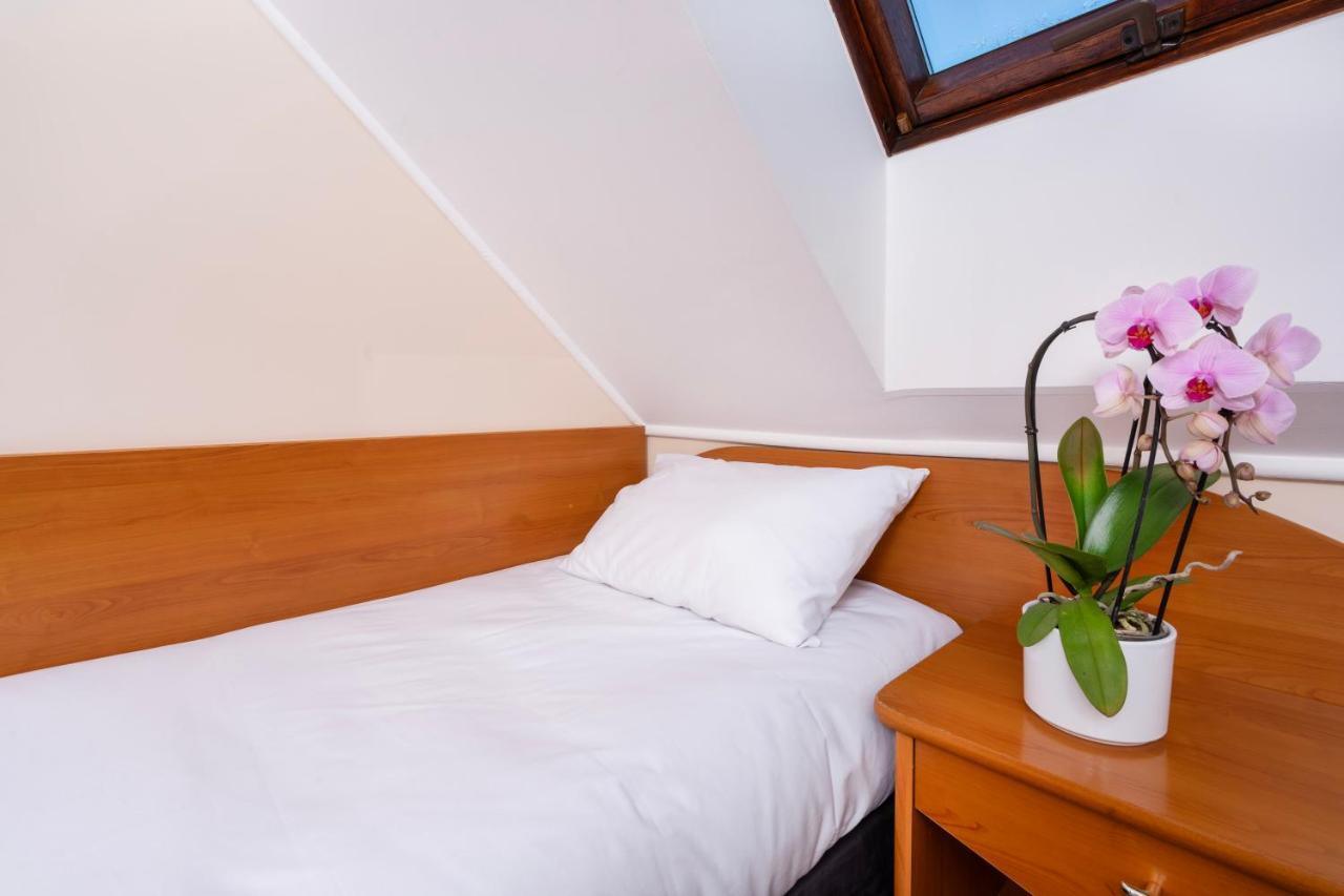 Hotel Victory Home วอร์ซอ ภายนอก รูปภาพ