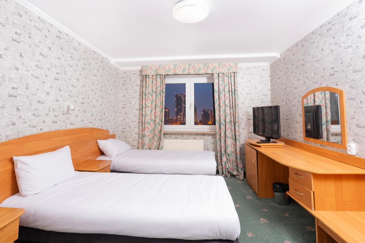 Hotel Victory Home วอร์ซอ ภายนอก รูปภาพ