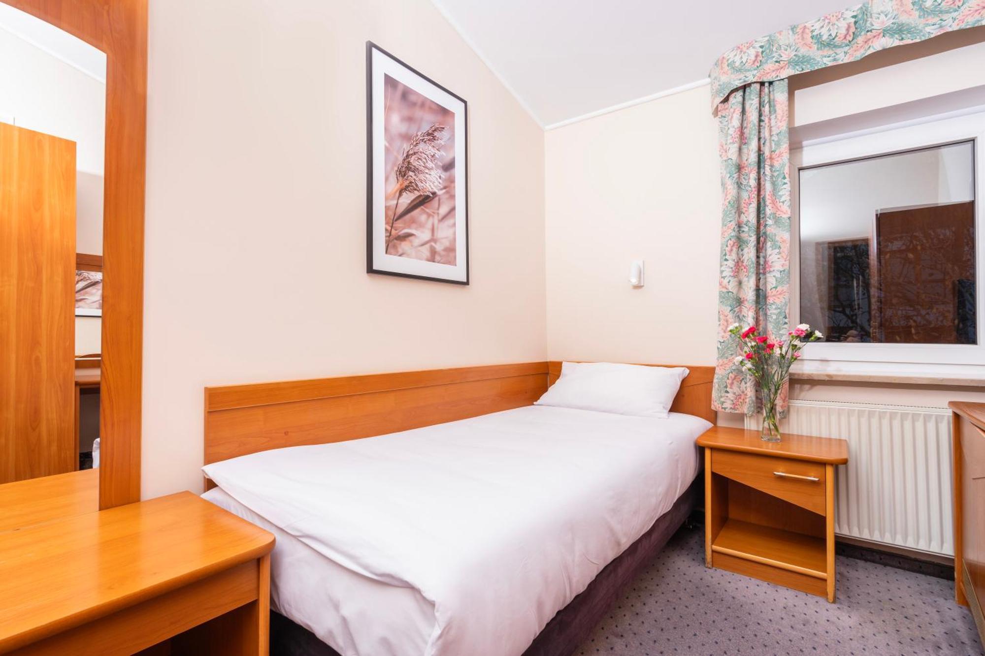 Hotel Victory Home วอร์ซอ ภายนอก รูปภาพ