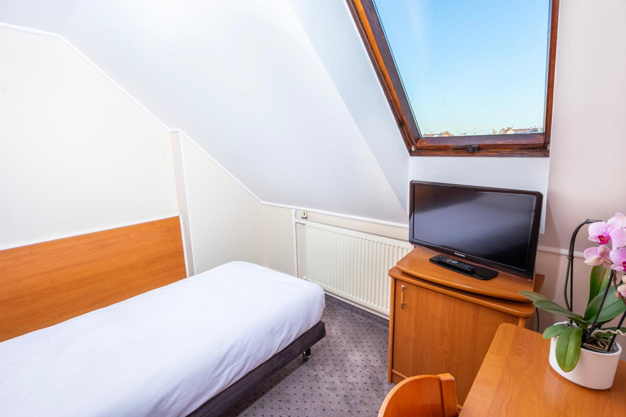 Hotel Victory Home วอร์ซอ ภายนอก รูปภาพ