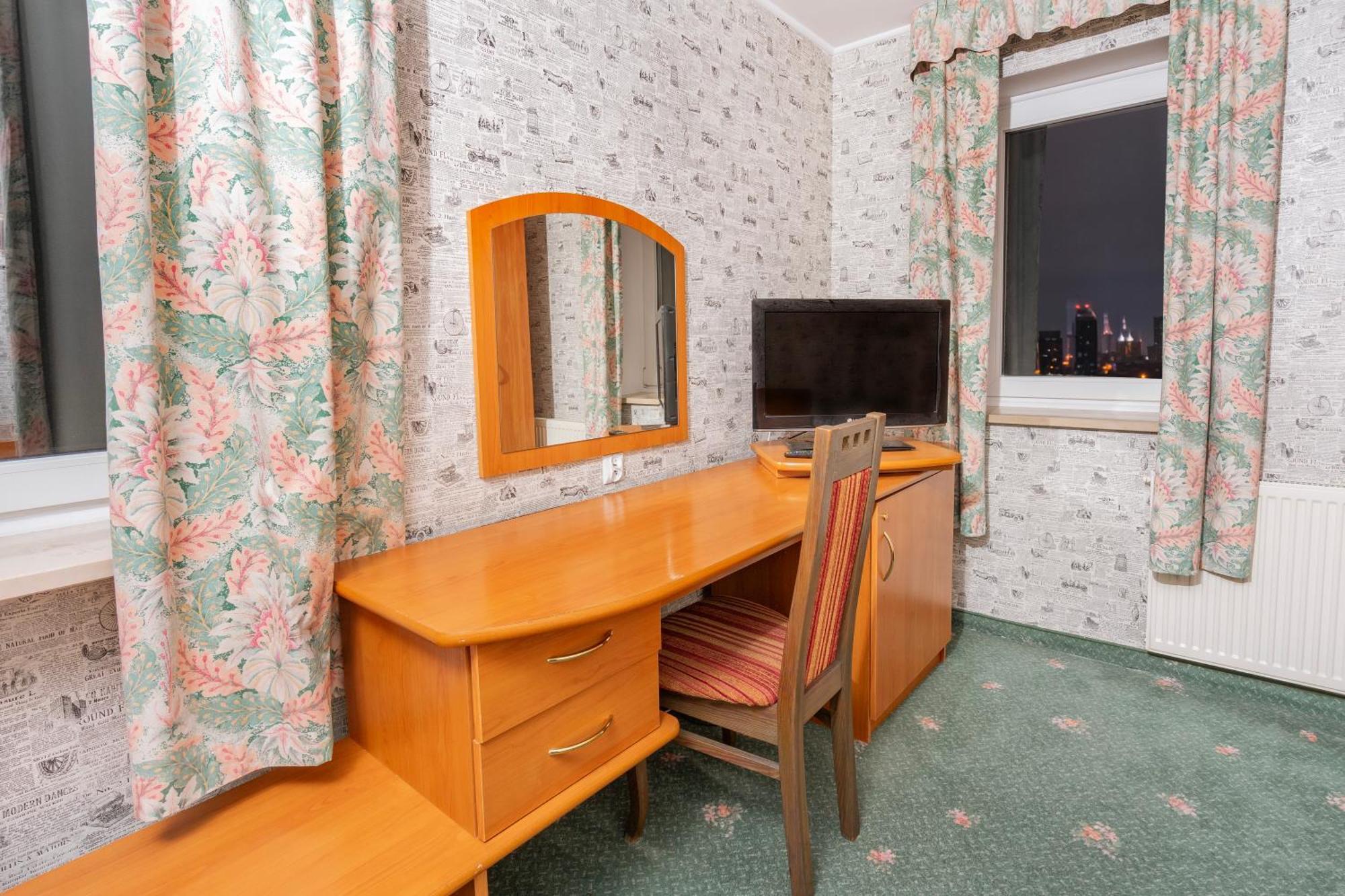 Hotel Victory Home วอร์ซอ ภายนอก รูปภาพ