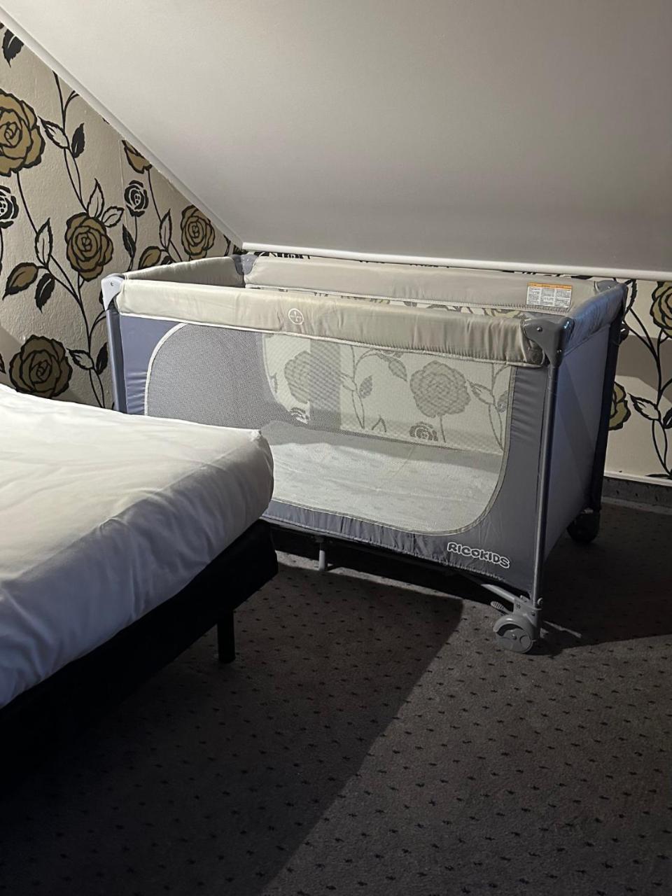 Hotel Victory Home วอร์ซอ ภายนอก รูปภาพ